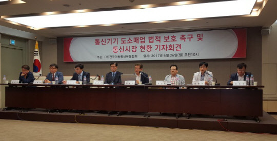 전국이동통신유통협회(KMDA)는 26일 서울 중구 프레스센터에서 기자회견을 열고 통신 유통업의 중소기업 적합업종 지정과 소상공인 보호특별법 제정을 촉구했다. (왼쪽부터) 박희정 KMDA 연구정책실장과 노충관 KMDA 사무총장, 어수균 KMDA 부회장, 김신구 KMDA 상임부회장, 정문수 KMDA 정책추진단장, 박선오 KMDA 시장활성화위원장, 인태연 을살리기운동본부 공동대표, 이동주 을살리기운동본부 정책실장이 기자회견을 하고 있다. 정윤희기자 yuni@dt.co.kr